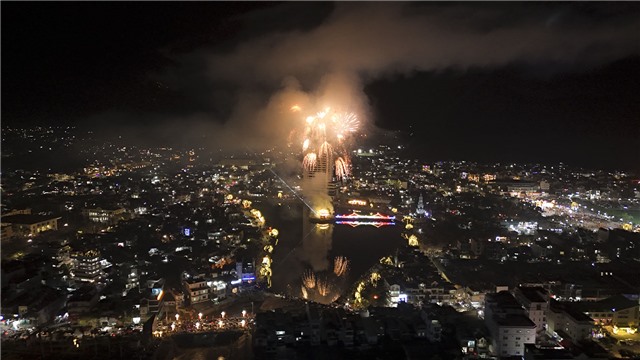 Rực rỡ pháo hoa chào đón năm mới Ất Tỵ 2025