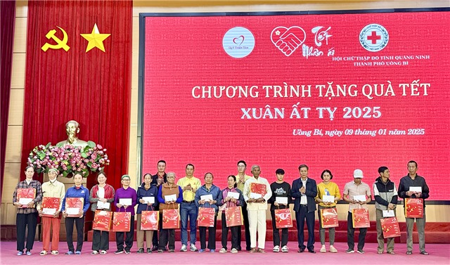 Trao quà Tết Nguyên đán Ất Tỵ năm 2025