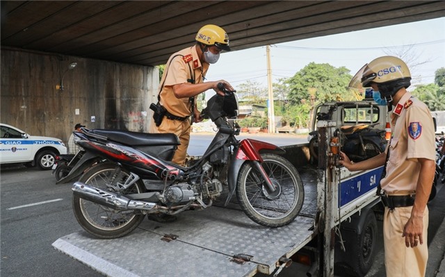 Người điều khiển xe máy thực hiện hành vi vi phạm nào sẽ bị tịch thu phương tiện?