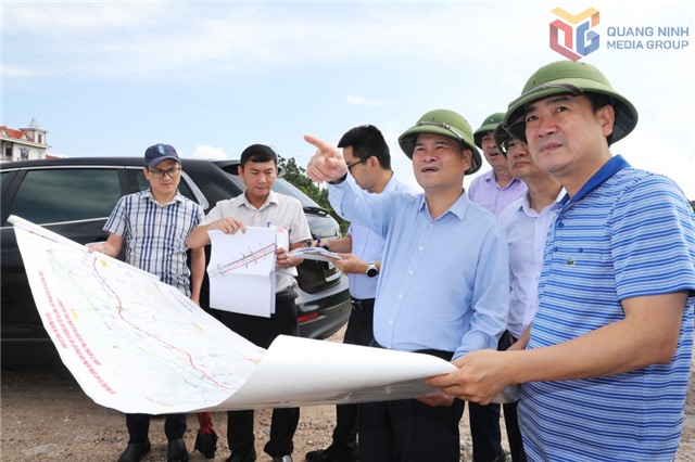 Đồng chí Chủ tịch UBND tỉnh kiểm tra dự án đường ven sông