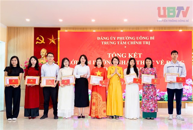 Bế giảng lớp Bồi dưỡng nhận thức về Đảng khóa VII năm 2025