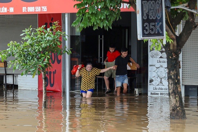 Mưa lớn kéo dài, nhiều khu vực vẫn ngập úng sau bão số 11