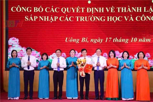 Phường Uông Bí công bố các quyết định sáp nhập trường học và công tác cán bộ