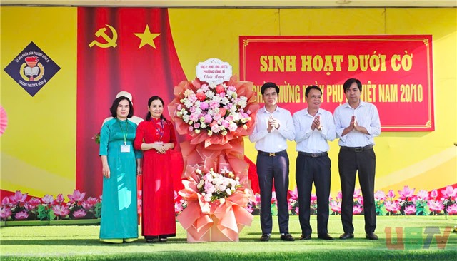 Chủ tịch UBND phường Uông Bí Nguyễn Đức Hòa thăm và dự lễ chào cờ đầu tuần tại Trường TH&THCS Uông Bí 