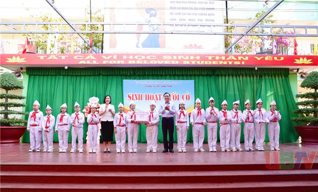 Đồng chí Bí thư Đảng ủy phường Uông Bí Nguyễn Chiến Thắng  thăm và dự chương trình sinh hoạt dưới cờ tại Trường Tiểu học Quang Trung