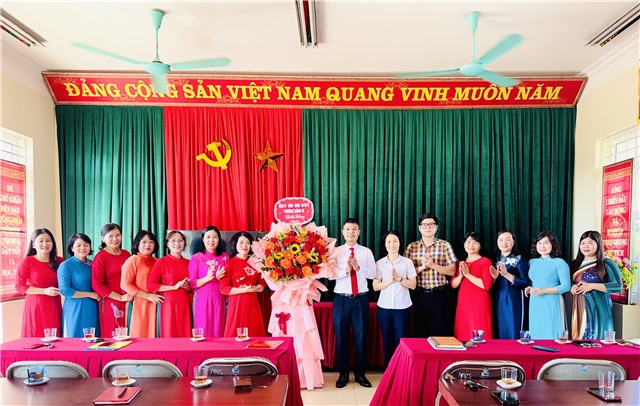 Lãnh đạo phường Uông Bí nắm bắt tình hình hoạt động Trường Mầm non Uông Bí sau sáp nhập