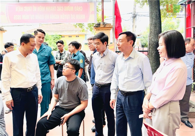 Đồng chí Bí thư Đảng ủy phường Uông Bí Nguyễn Chiến Thắng kiểm tra công tác sơ tuyển nghĩa vụ quân sự và trụ sở đặt Trạm Y tế phường sau sáp nhập