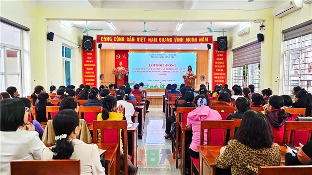 Bồi dưỡng nghiệp vụ cho cán bộ Hội Phụ nữ phường Uông Bí, Yên Tử và Vàng Danh