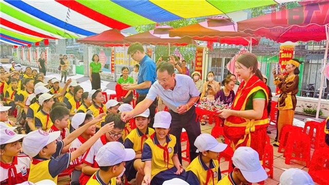 Trường Tiểu Học Quang Trung tưng bừng ngoại khoá "Vui Tết Trung thu"