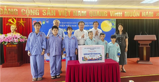 Đoàn Lãnh đạo tỉnh Quảng Ninh và phường Uông Bí thăm và tặng quà Tết Trung thu cho bệnh nhi tại Bệnh viện Việt Nam - Thụy Điển Uông Bí