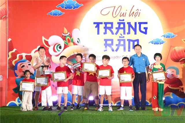 Công ty CP Xi măng và Xây dựng Quảng Ninh tổ chức “Vui hội Trăng rằm 2025”