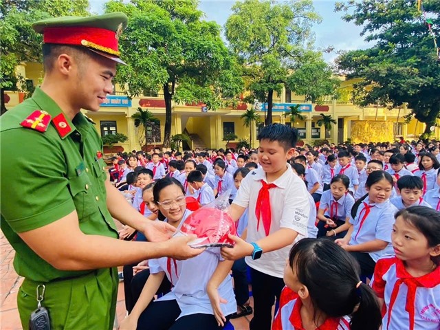 Công an phường Uông Bí phối hợp tuyên truyền an toàn giao thông trong trường học