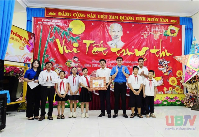 Chủ tịch UBND phường Uông Bí tặng quà Tết Trung thu cho thiếu nhi khu Quang Trung 4