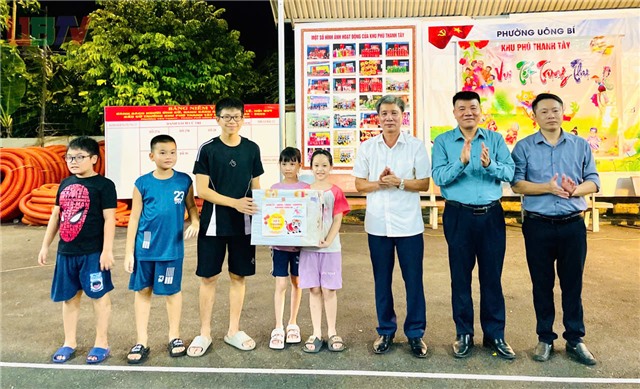 Phó Chủ tịch HĐND phường Nguyễn Văn Thành dự chương trình “Vui Tết Trung thu 2025” cùng thiếu nhi khu Phú Thanh Tây