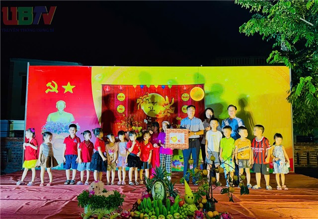 Phó Bí thư Thường trực Đảng uỷ phường Uông Bí Đào Ngọc Sơn dự, tặng quà Tết Trung thu cho thiếu nhi khu Thanh Sơn 6