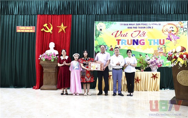 Phó Chủ tịch UBND phường Uông Bí Đào Văn Phức dự, tặng quà Tết Trung thu thiếu nhi khu Thanh Sơn 2