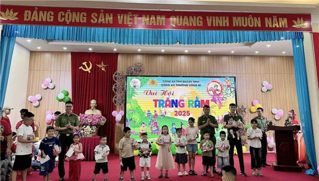 Ấm áp “Vui hội Trăng Rằm” cùng Công an phường Uông Bí