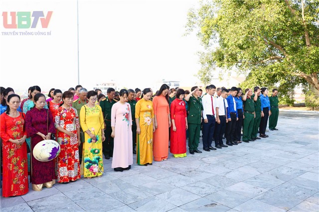 Đoàn đại biểu MTTQ và các tổ chức chính trị - xã hội phường Uông Bí dâng hương tưởng niệm các Anh hùng liệt sĩ