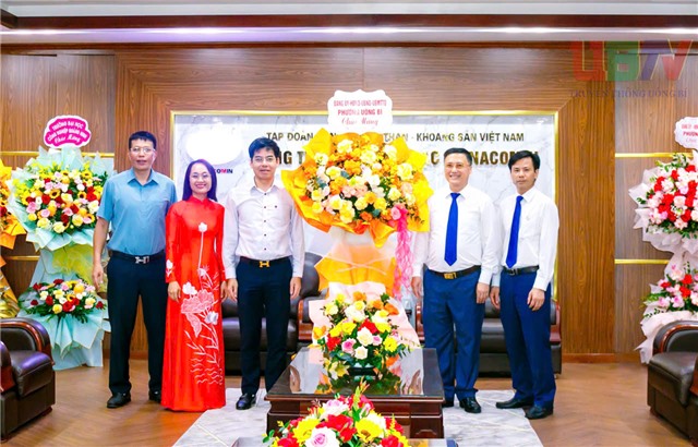 Chủ tịch UBND phường Uông Bí thăm, chúc mừng các doanh nghiệp, đơn vị ngành Than trên địa bàn