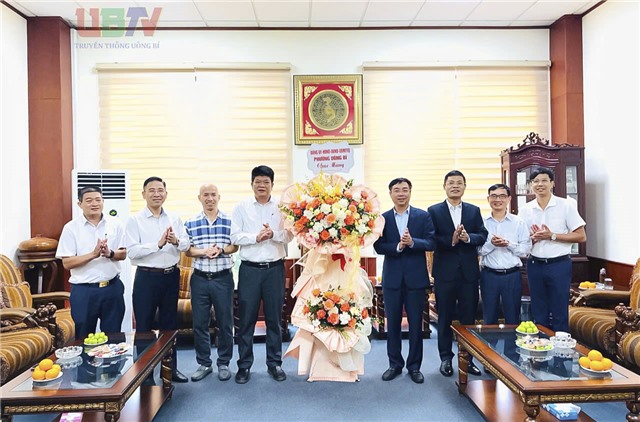 Đồng chí Phó Bí thư Thường trực Đảng uỷ Đào Ngọc Sơn chúc mừng các đơn vị ngành Than nhân kỷ niệm 89 năm Ngày Truyền thống công nhân Vùng mỏ – Truyền thống ngành Than 12/11