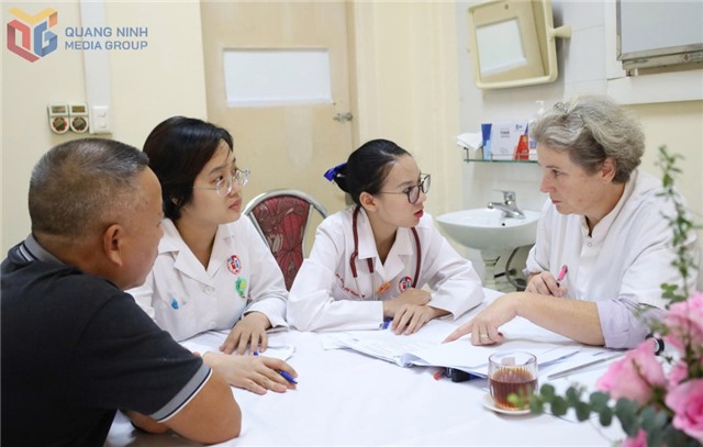 Đoàn chuyên gia Bệnh viện Saint Dizier (Pháp) chia sẻ chuyên môn tại Bệnh viện Việt Nam - Thụy Điển Uông Bí