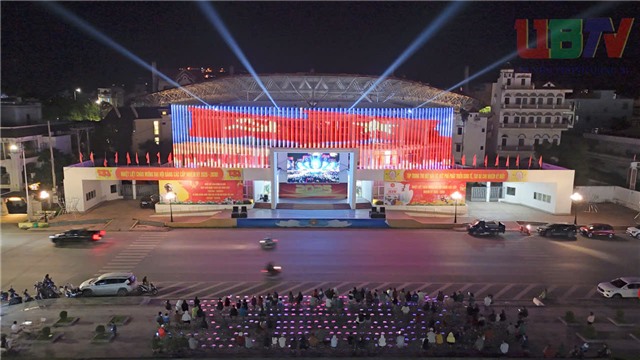 Nhân dân phường Uông Bí đón xem chương trình nghệ thuật "Quảng Ninh - Đất mỏ Anh hùng" tại Quảng trường 25/2