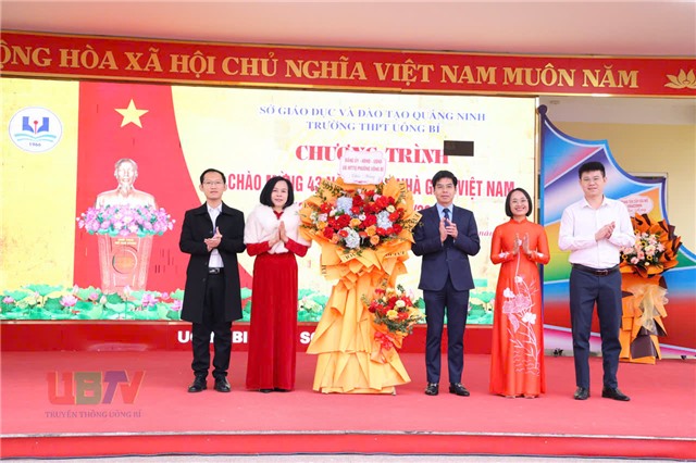 Đồng chí Nguyễn Đức Hòa, Phó Bí thư Đảng ủy, Chủ tịch UBND phường Uông Bí chúc mừng ngày Nhà giáo Việt Nam tại Trường THPT Uông Bí