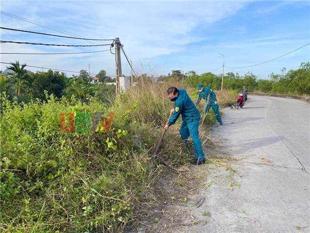 Hơn 200 cán bộ, chiến sỹ và Nhân dân ra quân dọn vệ sinh môi trường tại tuyến đường Đền Công