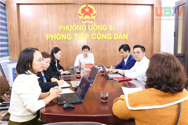 Các đồng chí lãnh đạo phường tiếp công dân thường kỳ