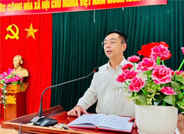 Đồng chí Đào Ngọc Sơn, Phó Bí thư Thường trực Đảng uỷ phường Uông Bí dự sinh hoạt chi bộ khu Thanh Sơn 5