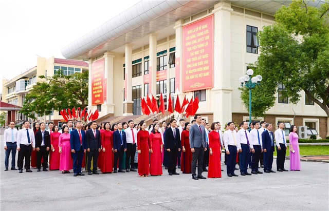 Phường Uông Bí thực hiện nghi thức chào cờ đầu tuần