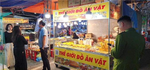 Phường Uông Bí: Kịp thời kiểm tra, tạm đình chỉ mặt hàng nghi mốc tại hội chợ thương mại Uông Bí