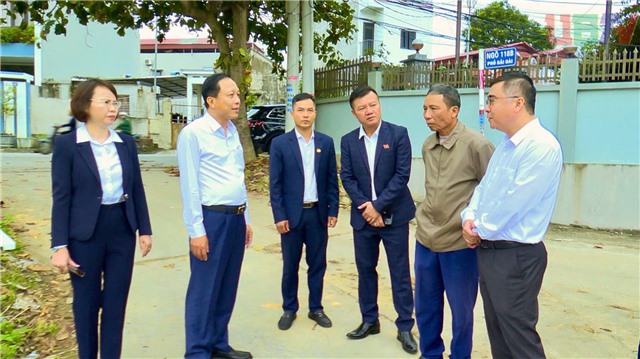 Lãnh đạo Ủy ban MTTQ Tỉnh và lãnh đạo Đảng ủy phường Uông Bí dự sinh hoạt chi bộ thường kỳ tại khu Thanh Sơn 9