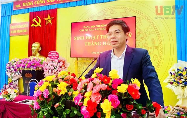 Đồng chí Nguyễn Đức Hòa, Chủ tịch UBND phường Uông Bí dự sinh hoạt thường kỳ tại Chi bộ khu Quang Trung 4 