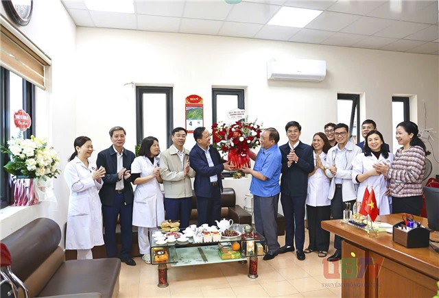 Đồng chí Bí thư Đảng uỷ Nguyễn Chiến Thắng thăm, động viên cán bộ, nhân viên Trạm Y tế phường Uông Bí ngày đầu hoạt động theo mô hình tổ chức mới