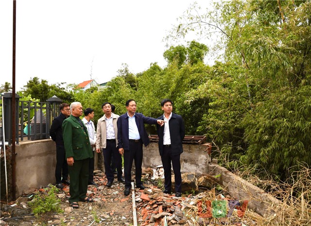 Lãnh đạo phường Uông Bí khảo sát dự án xử lý ô nhiễm môi trường tại khu Thanh Sơn 4–5