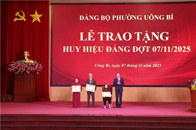 Đảng bộ phường Uông Bí: Trao tặng Huy hiệu Đảng đợt 7/11 cho 53 đảng viên