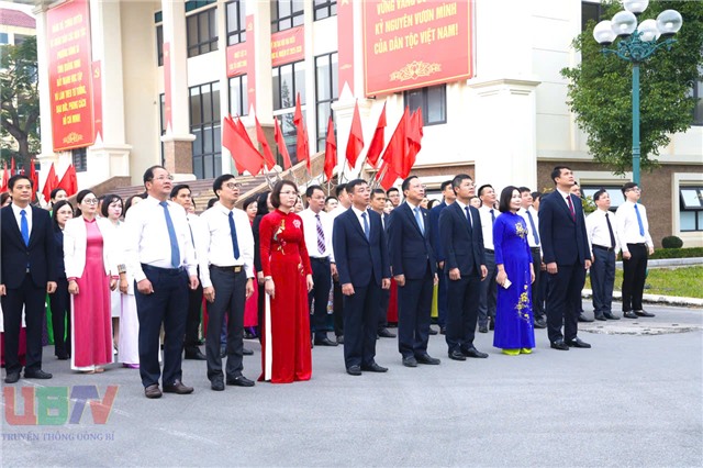 Phường Uông Bí trang nghiêm thực hiện nghi thức chào cờ đầu tuần