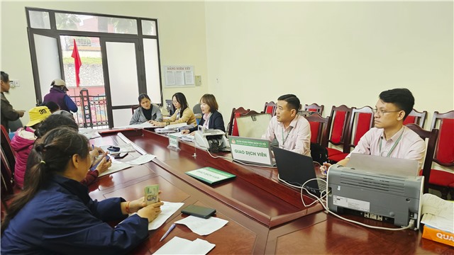 Ngân hàng chính sách xã hội Uông Bí giảm 2% lãi suất cho vay, hỗ trợ kịp thời khách hàng bị ảnh hưởng sau bão số 12