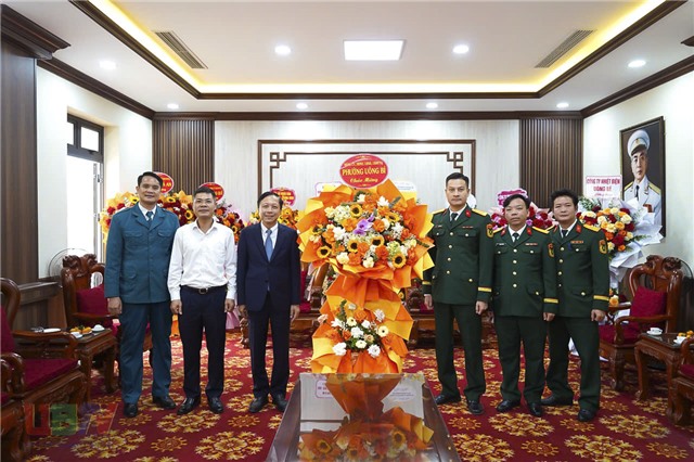 Đồng chí Nguyễn Chiến Thắng – Bí thư Đảng ủy, Chủ tịch HĐND phường tặng hoa chúc mừng các đơn vị quân đội