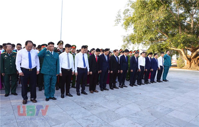 Đoàn đại biểu hai phường Uông Bí, Vàng Danh viếng Anh hùng Liệt sỹ nhân kỷ niệm 81 năm ngày thành lập QĐND Việt Nam (22/12/1944 - 22/12/2025)