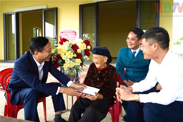 Đồng chí Nguyễn Chiến Thắng – Bí thư Đảng ủy, Chủ tịch HĐND phường thăm, tặng quà Bà Mẹ Việt Nam anh hùng Hoàng Thị Nghi