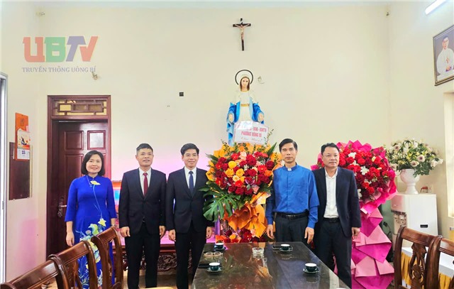 Chủ tịch UBND phường Uông Bí Nguyễn Đức Hòa chúc mừng Giáng sinh giáo xứ Trạp Khê