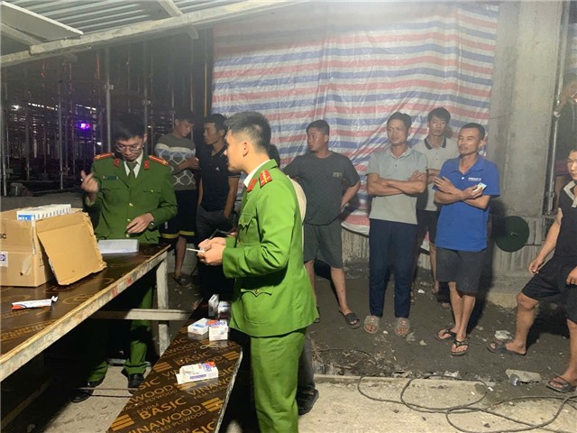Công an phường Uông Bí tăng cường kiểm tra, test nhanh ma túy tại các công trường xây dựng
