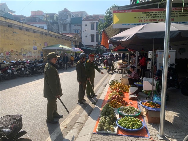 Công an phường Uông Bí ra quân lập lại trật tự đô thị, đảm bảo mỹ quan thành phố dịp cuối năm
