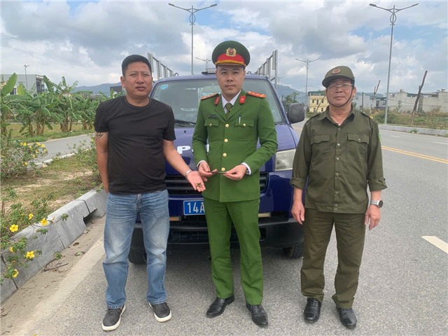 Công an phường Uông Bí tiếp nhận vũ khí tự chế do công dân tự nguyện giao nộp