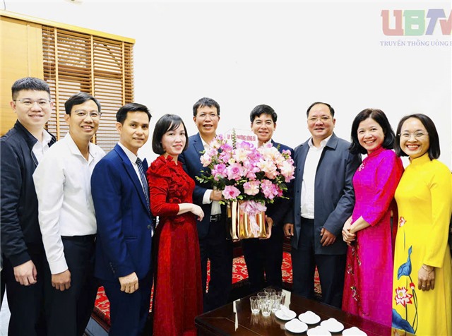 Lãnh đạo phường Uông Bí  thăm, động viên các đơn vị ngày cuối năm