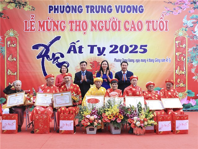 Phường Trưng Vương mừng thọ người cao tuổi xuân Ất Tỵ năm 2025