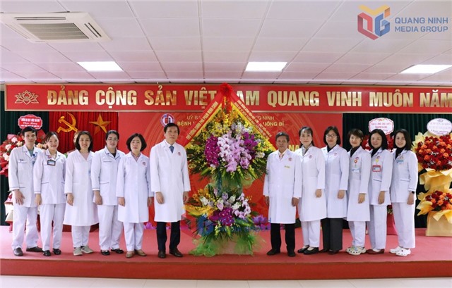 Thủ tướng Chính phủ tặng hoa chúc mừng Bệnh viện Việt Nam - Thụy Điển Uông Bí nhân Ngày Thầy thuốc Việt Nam