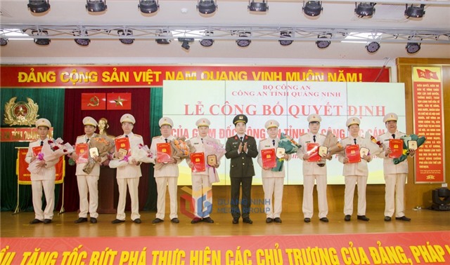 Tinh gọn bộ máy, biên chế - Cán bộ, đảng viên nêu gương